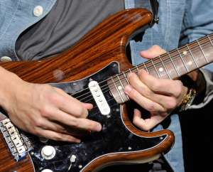 guitar-close-up-string-bend